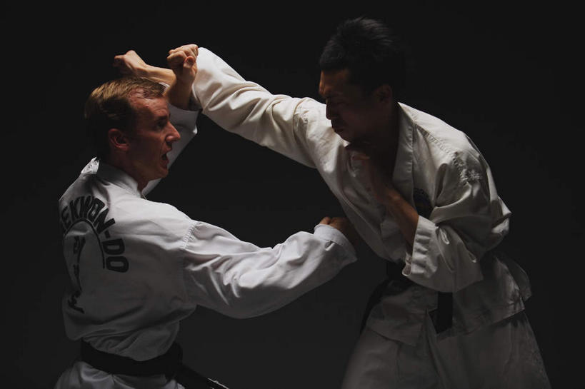 东方人,西方人,腿部,腿,两个人,运动员,站,举,横图,室内,白天,侧面,运动服,锻炼,快乐,比赛,运动,竞争,欧洲,欧洲人,亚洲,抬,踢,黑色背景,服装,黄种人,娱乐,腰带,相视,衣服,白色,黑色,托,站着,休闲,面对面,摄影,服饰,影棚,对视,体育运动,衣着,穿着,黑带,空手道,相对,抬着,配饰,相看,对手,裤带,抵抗,反抗,衣饰,敌手,体育,男人,男性,年轻男性,白种人,亚洲人,体育运动员,运动选手,举起,举手,举着,向上举,向上伸,向上托,站立,半身,彩图,影棚拍摄,健身,拍摄,抵挡,抵御,运动装,抵当