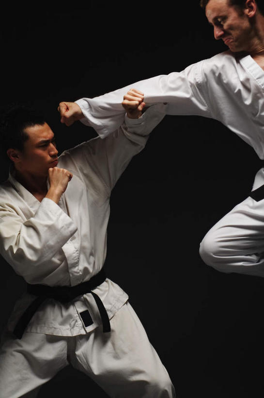 东方人,西方人,腿部,腿,两个人,运动员,站,跳,举,竖图,室内,白天,正面,运动服,锻炼,快乐,比赛,运动,竞争,欧洲,欧洲人,亚洲,抬,踢,黑色背景,服装,黄种人,娱乐,腰带,相视,衣服,白色,黑色,托,站着,休闲,面对面,摄影,服饰,影棚,对视,体育运动,衣着,穿着,黑带,空手道,相对,抬着,配饰,相看,对手,裤带,抵抗,反抗,衣饰,敌手,体育,男人,男性,年轻男性,白种人,亚洲人,体育运动员,运动选手,举起,举手,举着,跳跃,向上举,向上伸,向上托,站立,半身,彩图,影棚拍摄,健身,拍摄,抵挡,抵御,运动装,抵当