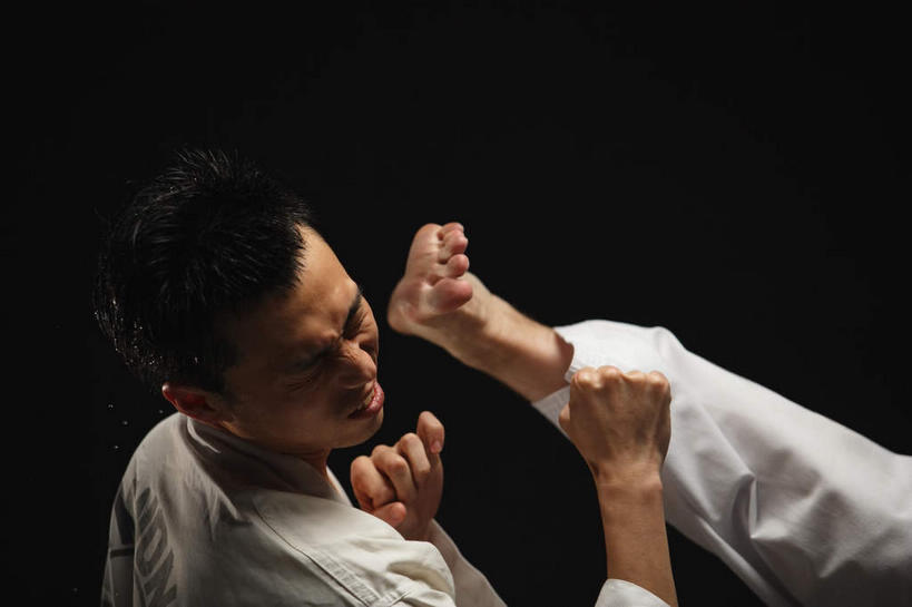 东方人,西方人,腿部,腿,两个人,运动员,站,举,横图,室内,特写,白天,侧面,运动服,锻炼,快乐,比赛,运动,竞争,欧洲,欧洲人,亚洲,抬,踢,黑色背景,服装,黄种人,娱乐,腰带,相视,衣服,白色,黑色,托,站着,休闲,面对面,摄影,服饰,影棚,对视,体育运动,衣着,穿着,黑带,空手道,相对,抬着,配饰,相看,对手,裤带,抵抗,反抗,衣饰,敌手,体育,男人,男性,年轻男性,白种人,亚洲人,体育运动员,运动选手,举起,举手,举着,向上举,向上伸,向上托,站立,半身,彩图,影棚拍摄,健身,拍摄,抵挡,抵御,运动装,抵当