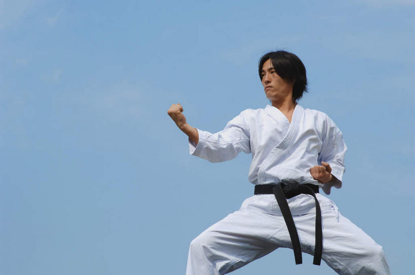 东方人,两个人,运动员,站,横图,室外,白天,白色背景,仰视,运动服,锻炼,快乐,比赛,运动,竞争,亚洲,服装,云,云朵,云彩,黄种人,娱乐,腰带,衣服,蓝色,白色,黑色,白云,蓝天,天空,天,握拳,站着,休闲,摄影,服饰,影棚,晴朗,体育运动,衣着,穿着,黑带,空手道,防御,配饰,对手,裤带,衣饰,敌手,防备,体育,男人,男性,年轻男性,亚洲人,晴空,体育运动员,运动选手,站立,半身,彩图,低角度拍摄,影棚拍摄,健身,拍摄,运动装