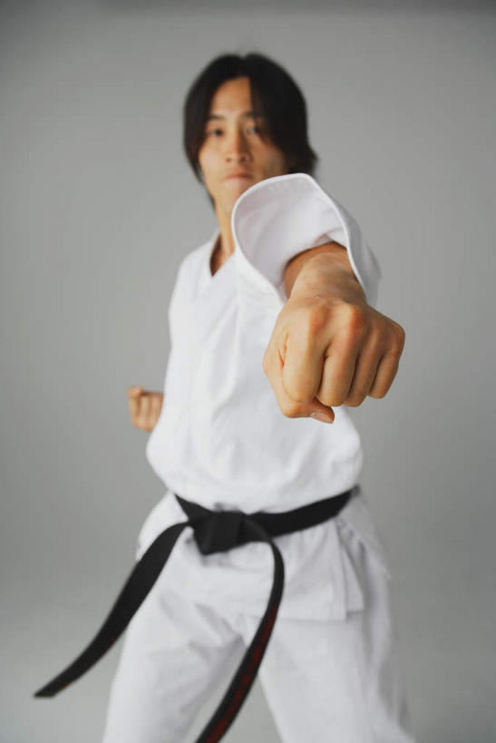 东方人,一个人,运动员,站,竖图,室内,白天,白色背景,正面,运动服,锻炼,快乐,比赛,运动,竞争,亚洲,仅一个男性,仅一个人,服装,黄种人,娱乐,腰带,仅一个年轻男性,衣服,白色,黑色,握拳,站着,休闲,摄影,服饰,影棚,打击,攻击,体育运动,衣着,穿着,黑带,袭击,空手道,配饰,裤带,衣饰,进犯,进击,体育,男人,男性,年轻男性,亚洲人,体育运动员,运动选手,站立,半身,彩图,影棚拍摄,健身,拍摄,运动装