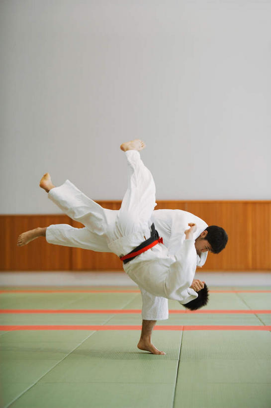 东方人,腿部,腿,两个人,运动员,体育馆,运动场,抱,竖图,室内,白天,正面,柔道,亚洲,许多,撑,连接,抬,组合,墙,黄种人,体育场,墙壁,墙面,红色,绿色,白色,垫子,腾空,抱着,链接,摔倒,撑着,搂着,拼接,拼凑,拼合,凑集,聚合,撮合,链结,对手,运动馆,凌空,敌手,男人,男性,年轻男性,亚洲人,体育运动员,运动选手,怀抱,搂,搂抱,相抱,拥抱,彩图,全身