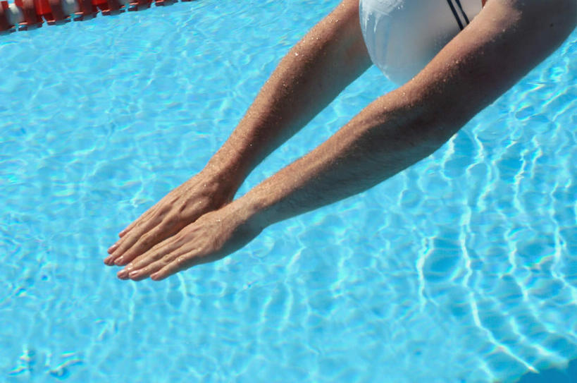 游泳,西方人,一个人,体育馆,游泳池,横图,俯视,室内,白天,锻炼,快乐,比赛,运动,竞争,水,帽子,欧洲,欧洲人,仅一个男性,仅一个人,阴影,波纹,泳帽,光线,影子,水池,水面,涟漪,娱乐,泳池,裸露,仅一个年轻男性,蓝色,白色,水纹,阳光,波浪,休闲,游泳馆,冲刺,体育运动,游泳帽,裸,水晕,一顶,泅水,体育,男人,男性,年轻男性,白种人,半身,彩图,高角度拍摄,健身