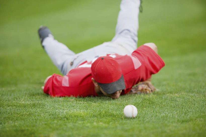 西方人,一个人,运动员,横图,室外,白天,正面,锻炼,快乐,比赛,运动,竞争,棒球,垒球,帽子,欧洲,欧洲人,仅一个男性,仅一个人,朦胧,模糊,棒球场,棒球帽,看台,娱乐,观众席,球,仅一个年轻男性,趴着,休闲,抓,摔倒,捕捉,体育运动,捕获,跌倒,一顶,体育,男人,男性,年轻男性,白种人,棒球手,体育运动员,运动选手,趴,彩图,全身,健身