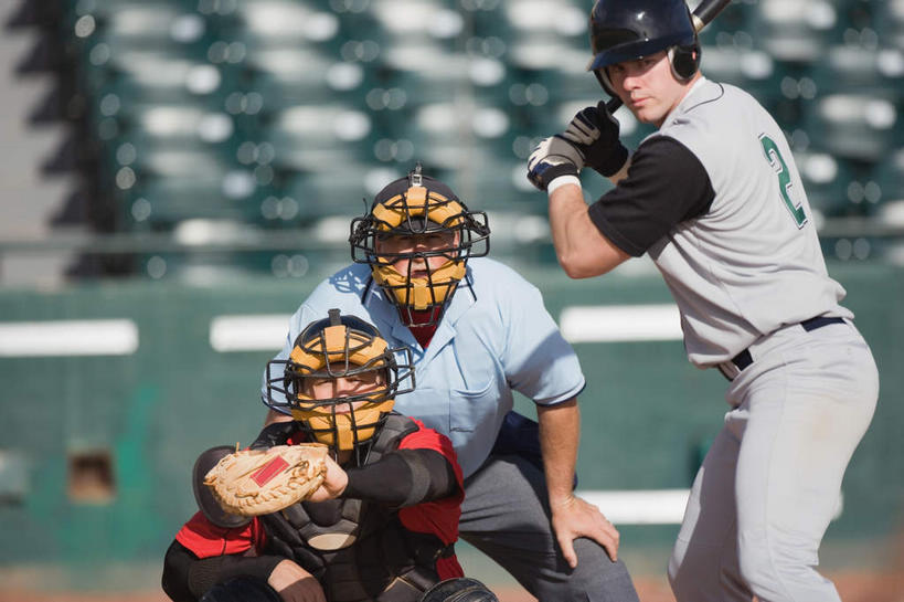 西方人,三个人,运动员,棒球运动员,体育馆,运动场,站,蹲,横图,室外,白天,正面,锻炼,快乐,安全,比赛,运动,竞争,棒球,垒球,帽子,欧洲,欧洲人,一根,握,阴影,朦胧,模糊,光线,木制,棒球场,棒球手套,棒子,头盔,影子,看台,防护,娱乐,观众席,体育场,球,阳光,安全帽,木制品,手套,站着,休闲,握着,保护,体育运动,保险,棒球球员,对手,保全,周全,安稳,安定,运动馆,防护手套,敌手,平安,体育,男人,男性,年轻男性,白种人,棒球手,体育运动员,运动选手,蹲着,站立,半身,彩图,健身