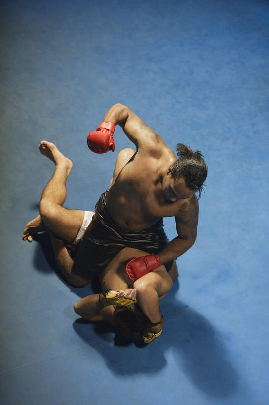 东方人,西方人,两个人,拳击手,躺,举,竖图,俯视,室内,白天,锻炼,安全,比赛,运动,拳击,欧洲,非洲,黑人,欧洲人,亚洲,防护,黄种人,裸露,一个,手套,托,单个,保护,打击,攻击,袭击,裸,保险,对手,保全,周全,安稳,安定,防护手套,敌手,进犯,进击,平安,体育,男人,男性,年轻男性,非洲人,亚洲人,拳击家,拳击运动员,举起,举手,举着,躺着,向上举,向上伸,向上托,彩图,高角度拍摄,全身,健身