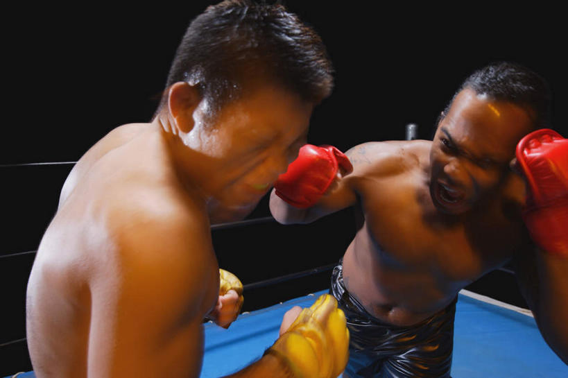 东方人,西方人,背部,两个人,拳击手,横图,室内,白天,正面,锻炼,安全,比赛,运动,拳击,欧洲,非洲,黑人,欧洲人,亚洲,黑色背景,朦胧,模糊,防护,扭头,黄种人,裸露,手套,握拳,转头,保护,打击,攻击,袭击,裸,保险,受伤,对手,保全,周全,安稳,安定,防护手套,击中,敌手,进犯,进击,平安,体育,男人,男性,年轻男性,非洲人,亚洲人,拳击家,拳击运动员,半身,彩图,健身