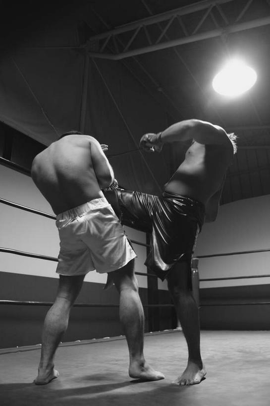 东方人,西方人,腿部,腿,两个人,拳击手,举,竖图,黑白,室内,白天,仰视,锻炼,安全,比赛,运动,拳击,照明,欧洲,非洲,黑人,欧洲人,亚洲,抬,踢,灯光,防护,黄种人,吊灯,裸露,灯,一个,手套,灯具,托,单个,保护,后仰,照亮,打击,攻击,照明设备,袭击,裸,保险,对手,保全,周全,安稳,安定,防护手套,击中,敌手,进犯,进击,平安,体育,男人,男性,年轻男性,非洲人,亚洲人,拳击家,拳击运动员,举起,举手,举着,抬头,向上举,向上伸,向上托,仰头,低角度拍摄,全身,健身