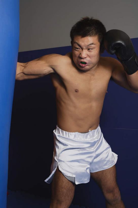 东方人,一个人,拳击手,站,竖图,俯视,室内,白天,锻炼,安全,比赛,运动,拳击,亚洲,仅一个男性,仅一个人,用力,防护,黄种人,裸露,仅一个年轻男性,手套,握拳,站着,保护,打击,攻击,袭击,使劲,裸,保险,保全,周全,安稳,安定,防护手套,进犯,进击,平安,体育,男人,男性,年轻男性,亚洲人,拳击家,拳击运动员,站立,半身,彩图,高角度拍摄,健身