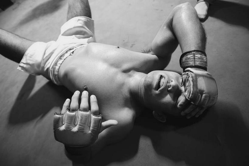 东方人,一个人,拳击手,躺,闭眼,摸,横图,俯视,黑白,室内,白天,锻炼,安全,比赛,运动,拳击,亚洲,仅一个男性,仅一个人,抚摸,阴影,光线,影子,灯光,防护,黄种人,裸露,仅一个年轻男性,手套,保护,裸,保险,保全,周全,安稳,安定,防护手套,平安,体育,男人,男性,年轻男性,亚洲人,额头,拳击家,拳击运动员,闭眼睛,闭着眼,闭着眼睛,触摸,接触,躺着,半身,高角度拍摄,健身