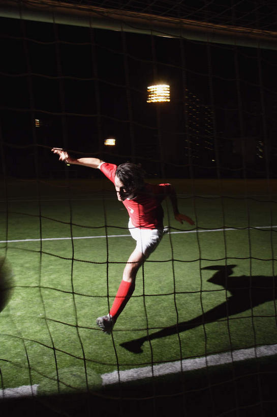 西方人,一个人,运动员,足球场,跳,竖图,室外,夜晚,正面,运动服,运动,草地,草坪,植物,路灯,照明,欧洲,欧洲人,仅一个男性,仅一个人,阴影,服装,反射,影子,球网,灯光,灯,草,仅一个年轻男性,衣服,绿色,奔跑,服饰,照亮,照明设备,绿茵场,足球网,男人,男性,年轻男性,白种人,体育运动员,运动选手,跳跃,彩图,全身,足球比赛场地,运动装