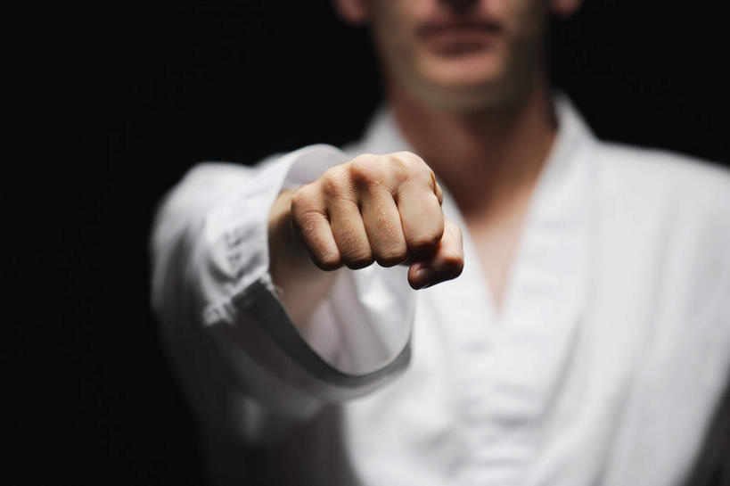 西方人,拳,一个人,站,横图,室内,特写,白天,正面,运动服,运动,欧洲,欧洲人,仅一个男性,仅一个人,黑色背景,服装,朦胧,模糊,注视,仅一个年轻男性,衣服,观察,看,站着,摄影,服饰,影棚,观看,察看,关注,出拳,男人,男性,年轻男性,白种人,拳头,站立,半身,彩图,影棚拍摄,拍摄,运动装