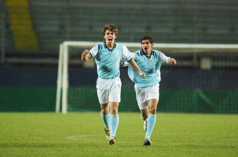 西方人,两个人,运动员,足球场,体育馆,运动场,站,跑,笑,微笑,露齿笑,横图,室外,白天,正面,运动服,锻炼,快乐,兴奋,比赛,运动,竞争,草地,草坪,植物,欧洲,欧洲人,服装,朦胧,模糊,球网,娱乐,观众席,体育场,草,衣服,绿色,站着,张嘴,休闲,服饰,体育运动,绿茵场,张大嘴巴,运动馆,足球网,体育,男人,男性,年轻男性,白种人,张开嘴,体育运动员,运动选手,跑步,站立,彩图,全身,健身,高兴,足球比赛场地,运动装