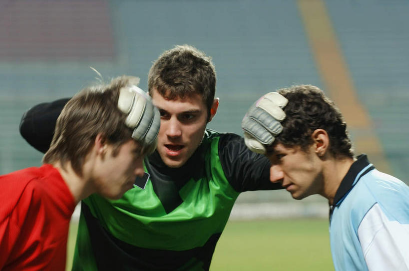 西方人,三个人,运动员,足球场,体育馆,运动场,站,说,横图,室外,白天,侧面,运动服,锻炼,讨论,快乐,安全,比赛,运动,竞争,草地,草坪,植物,椅子,欧洲,欧洲人,一排,许多,服装,朦胧,模糊,整齐,防护,娱乐,观众席,体育场,相视,草,排列,衣服,绿色,手套,按,站着,休闲,面对面,服饰,对视,保护,按住,体育运动,队列,保险,相对,绿茵场,相看,保全,周全,安稳,安定,运动馆,防护手套,交流,平安,体育,男人,男性,年轻男性,白种人,体育运动员,运动选手,沟通,讲话,交谈,商讨,说话,谈话,站立,半身,彩图,健身,足球比赛场地,运动装