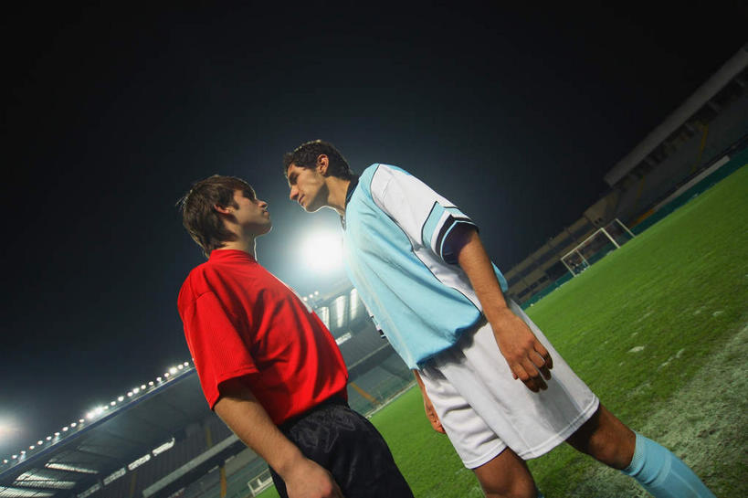 西方人,两个人,运动员,体育馆,运动场,站,横图,室外,夜晚,仰视,运动服,锻炼,快乐,比赛,运动,竞争,照明,欧洲,欧洲人,阴影,服装,光线,影子,球网,灯光,娱乐,观众席,体育场,顶灯,相视,灯,衣服,灯具,站着,休闲,面对面,服饰,对视,照亮,体育运动,照明设备,相对,怒视,相看,运动馆,足球网,体育,男人,男性,年轻男性,白种人,体育运动员,运动选手,站立,半身,彩图,低角度拍摄,健身,运动装