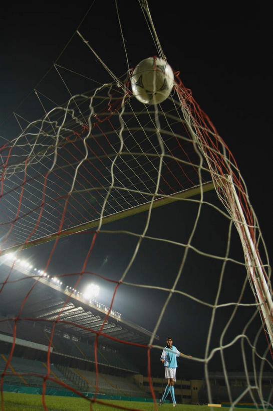 西方人,一个人,运动员,足球场,竖图,室外,夜晚,仰视,运动服,锻炼,快乐,比赛,运动,竞争,足球,草地,草坪,植物,照明,欧洲,欧洲人,仅一个男性,仅一个人,飞翔,射门,服装,飞行,球网,灯光,足球装备,翱翔,注视,娱乐,运动器械,观众席,飞,顶灯,灯,草,仅一个年轻男性,衣服,绿色,灯具,观察,看,休闲,健身器械,服饰,观看,照亮,察看,体育运动,照明设备,关注,健身器材,绿茵场,蹴鞠,足球网,体育,足球运动,男人,男性,年轻男性,白种人,体育运动员,运动选手,彩图,低角度拍摄,全身,健身,足球比赛场地,运动器材,运动装