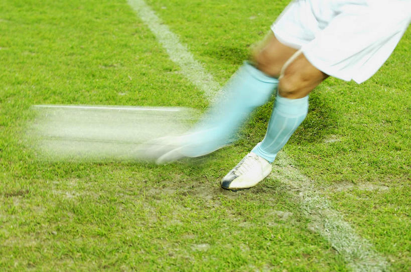 西方人,一个人,运动员,足球场,横图,俯视,室外,白天,运动服,锻炼,快乐,比赛,运动,竞争,足球,草地,草坪,植物,欧洲,欧洲人,仅一个男性,仅一个人,飞翔,射门,踢,服装,朦胧,模糊,飞行,足球装备,翱翔,娱乐,运动器械,飞,草,仅一个年轻男性,衣服,绿色,休闲,健身器械,抬脚,服饰,体育运动,健身器材,绿茵场,蹴鞠,体育,足球运动,男人,男性,年轻男性,白种人,体育运动员,运动选手,半身,彩图,高角度拍摄,健身,足球比赛场地,运动器材,运动装