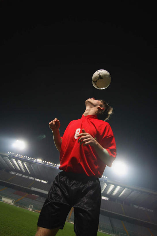 西方人,一个人,运动员,足球场,站,竖图,室外,夜晚,仰视,运动服,锻炼,快乐,比赛,运动,竞争,足球,草地,草坪,植物,照明,欧洲,欧洲人,仅一个男性,仅一个人,服装,球网,灯光,足球装备,注视,娱乐,运动器械,观众席,顶球,顶灯,灯,草,仅一个年轻男性,衣服,绿色,灯具,看,双手摊开,站着,休闲,健身器械,服饰,照亮,体育运动,照明设备,关注,健身器材,绿茵场,蹴鞠,足球网,体育,足球运动,男人,男性,年轻男性,白种人,体育运动员,运动选手,抬头,仰头,站立,半身,彩图,低角度拍摄,健身,足球比赛场地,运动器材,运动装