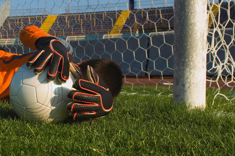 西方人,儿童,一个人,运动员,足球场,横图,室外,白天,正面,运动服,锻炼,快乐,安全,比赛,运动,竞争,足球,草地,草坪,植物,欧洲,欧洲人,仅一个男性,仅一个人,扑球,握,服装,球网,防护,足球装备,拿,拿着,娱乐,运动器械,观众席,草,小孩,衣服,绿色,手套,仅一个小孩,休闲,健身器械,握着,服饰,保护,体育运动,保险,健身器材,绿茵场,保全,周全,安稳,安定,蹴鞠,防护手套,足球网,平安,体育,足球运动,男孩,男人,男性,白种人,孩子,体育运动员,运动选手,半身,彩图,健身,足球比赛场地,运动器材,男生,运动装