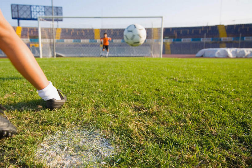 西方人,儿童,两个人,运动员,足球场,跳,横图,室外,白天,正面,运动服,锻炼,快乐,比赛,运动,竞争,足球,草地,草坪,植物,欧洲,欧洲人,飞翔,射门,阴影,服装,朦胧,模糊,飞行,光线,影子,球网,足球装备,半空,翱翔,娱乐,运动器械,观众席,飞,草,小孩,衣服,蓝色,绿色,蓝天,天空,阳光,天,休闲,健身器械,服饰,晴朗,印迹,体育运动,健身器材,绿茵场,万里无云,蹴鞠,足球网,体育,足球运动,男孩,男人,男性,白种人,晴空,晴空万里,体育运动员,运动选手,跳跃,半身,彩图,健身,足球比赛场地,运动器材,男生,运动装