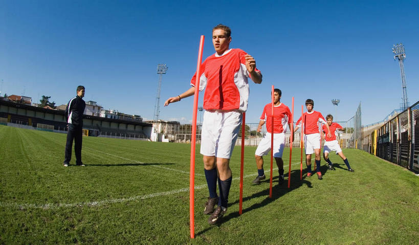 西方人,同事,运动员,足球场,体育馆,运动场,站,跳,横图,室外,白天,仰视,T恤衫,运动服,运动鞋,锻炼,成功,合作,团队,集体,信心,草地,草坪,植物,鞋子,欧洲,欧洲人,五个人,阴影,短裤,服装,裤子,朦胧,模糊,光线,影子,许多人,半空,训练,T恤,休闲装,体育场,队伍,草,衣服,红色,蓝色,绿色,蓝天,天空,阳光,天,站着,一群人,教练,休闲,休闲服,服饰,晴朗,领导,练习,成就,绿茵场,合伙,领袖,障碍,万里无云,运动馆,锻练,男人,男性,年轻男性,白种人,晴空,晴空万里,体育运动员,运动选手,跳跃,站立,彩图,低角度拍摄,全身,足球比赛场地