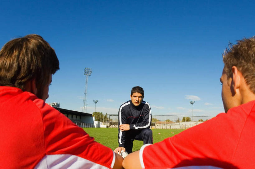 西方人,背部,三个人,同事,运动员,足球场,栏杆,坐,蹲,横图,室外,白天,正面,T恤衫,运动服,成功,合作,团队,集体,信心,足球,草地,草坪,植物,欧洲,欧洲人,阴影,短裤,服装,裤子,光线,影子,围栏,足球装备,T恤,扭头,注视,休闲装,运动器械,队伍,护栏,草,衣服,红色,蓝色,绿色,蓝天,天空,阳光,天,观察,看,转头,教练,休闲,休闲服,健身器械,服饰,晴朗,观看,察看,领导,成就,关注,健身器材,绿茵场,合伙,领袖,万里无云,蹴鞠,锻练,足球运动,男人,男性,年轻男性,白种人,晴空,晴空万里,体育运动员,运动选手,蹲着,坐着,半身,彩图,足球比赛场地,运动器材