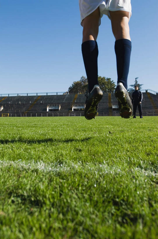 西方人,两个人,运动员,足球场,栏杆,站,跳,竖图,室外,白天,仰视,T恤衫,运动服,运动鞋,足球,草地,草坪,植物,鞋子,欧洲,欧洲人,阴影,短裤,服装,裤子,光线,影子,围栏,足球装备,半空,T恤,注视,休闲装,运动器械,观众席,护栏,草,衣服,红色,蓝色,绿色,蓝天,天空,阳光,天,观察,看,站着,教练,休闲,休闲服,健身器械,服饰,晴朗,观看,察看,关注,健身器材,绿茵场,万里无云,蹴鞠,锻练,足球运动,男人,男性,年轻男性,白种人,晴空,晴空万里,体育运动员,运动选手,跳跃,站立,半身,彩图,低角度拍摄,足球比赛场地,运动器材