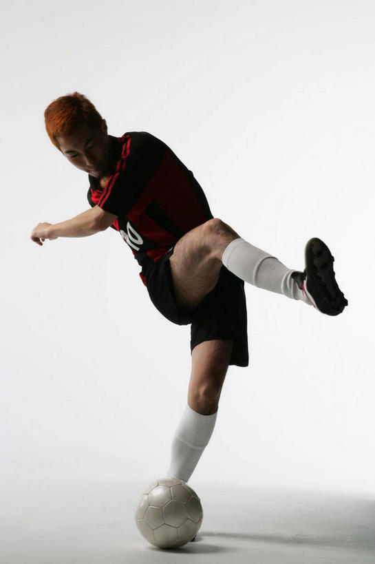 东方人,一个人,站,竖图,室内,白天,正面,T恤衫,运动服,运动鞋,足球,鞋子,亚洲,仅一个男性,仅一个人,踢,阴影,灰色背景,短裤,裤子,光线,影子,灯光,足球装备,T恤,扭头,抬腿,注视,黄种人,运动器械,仅一个年轻男性,红色,黑色,观察,看,站着,转头,踢球,健身器械,摄影,影棚,观看,察看,关注,健身器材,蹴鞠,足球运动,男人,男性,年轻男性,亚洲人,站立,彩图,全身,影棚拍摄,拍摄,甩,运动器材