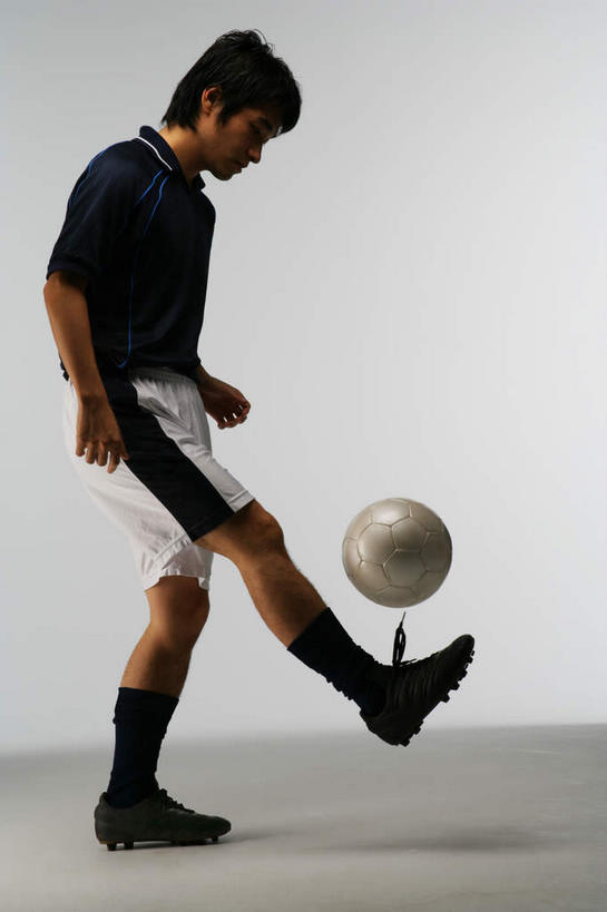 东方人,一个人,站,竖图,室内,白天,侧面,T恤衫,运动服,运动鞋,足球,鞋子,亚洲,仅一个男性,仅一个人,踢,弯腰,灰色背景,短裤,裤子,颠球,足球装备,T恤,注视,黄种人,运动器械,仅一个年轻男性,蓝色,白色,观察,看,站着,踢球,健身器械,摄影,影棚,观看,察看,关注,健身器材,蹴鞠,哈腰,足球运动,男人,男性,年轻男性,亚洲人,站立,彩图,全身,影棚拍摄,拍摄,运动器材