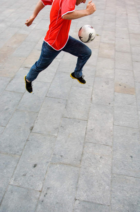西方人,一个人,跳,竖图,俯视,室外,白天,T恤衫,运动服,运动鞋,足球,鞋子,欧洲,欧洲人,仅一个男性,仅一个人,踢,阴影,裤子,朦胧,模糊,光线,瓷砖,地砖,影子,足球装备,地面,半空,T恤,牛仔裤,运动器械,仅一个年轻男性,阳光,踢球,健身器械,健身器材,蹴鞠,足球运动,男人,男性,年轻男性,白种人,跳跃,半身,彩图,高角度拍摄,运动器材