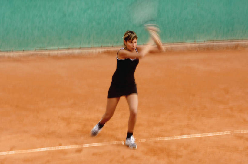 西方人,一个人,体育馆,运动场,站,举,横图,俯视,室外,白天,裙子,运动鞋,网球,鞋子,欧洲,欧洲人,仅一个年轻女性,仅一个女性,仅一个人,阴影,连衣裙,朦胧,模糊,光线,网球拍,影子,墙,球拍,网球装备,挥,注视,运动器械,体育场,墙壁,墙面,黑色,阳光,观察,看,托,站着,健身器械,击打,观看,察看,关注,健身器材,运动馆,网球运动,年轻女性,女人,女性,白种人,举起,举手,举着,向上举,向上伸,向上托,站立,彩图,高角度拍摄,全身,运动器材