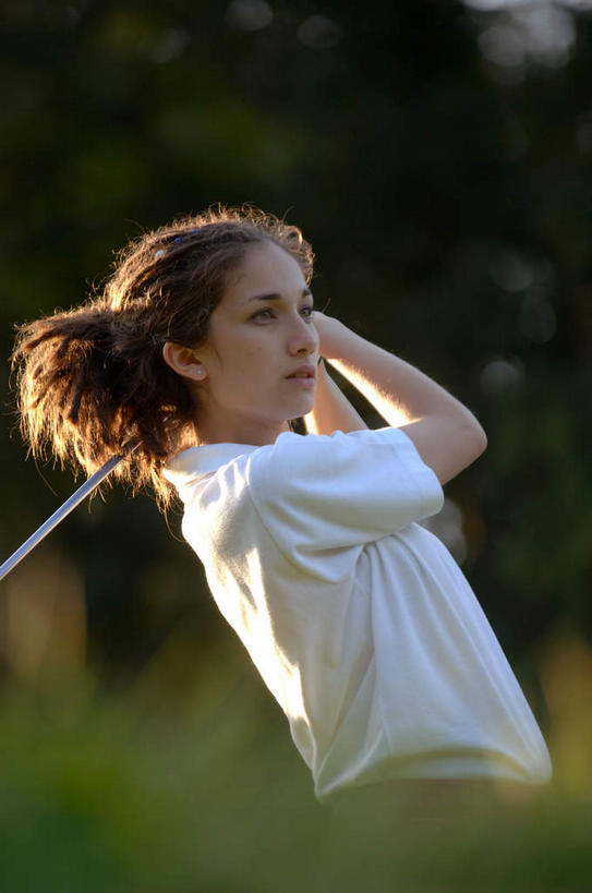 西方人,一个人,站,举,竖图,室外,白天,侧面,树林,植物,欧洲,欧洲人,仅一个年轻女性,仅一个女性,仅一个人,挥杆,阴影,服装,朦胧,模糊,光线,高尔夫,高尔夫球,影子,球场,挥,扭头,注视,休闲装,高尔夫球场,树,树木,衣服,绿色,阳光,自然,观察,看,托,站着,转头,休闲,休闲服,服饰,生长,成长,观看,察看,高尔夫球杆,关注,绿茵场,高尔夫运动,高尔夫球具,年轻女性,女人,女性,白种人,举起,举手,举着,向上举,向上伸,向上托,站立,半身,彩图