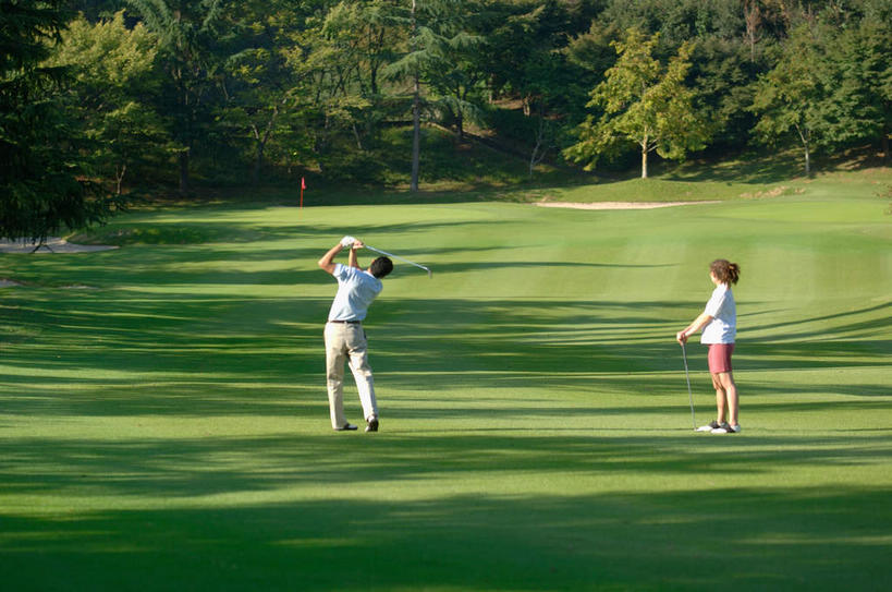 西方人,两个人,站,举,横图,室外,白天,爱情,树林,植物,欧洲,欧洲人,挥杆,阴影,服装,朦胧,模糊,光线,高尔夫,高尔夫球,影子,球场,浪漫,挥,扭头,休闲装,高尔夫球场,树,树木,背面,衣服,绿色,阳光,自然,托,站着,转头,休闲,温暖,温馨,休闲服,恩爱,恋人,服饰,生长,成长,和睦,高尔夫球杆,绿茵场,高尔夫运动,高尔夫球具,男人,男性,年轻男性,年轻女性,女人,女性,白种人,情侣,举起,举手,举着,向上举,向上伸,向上托,站立,彩图,全身,伴侣,融洽