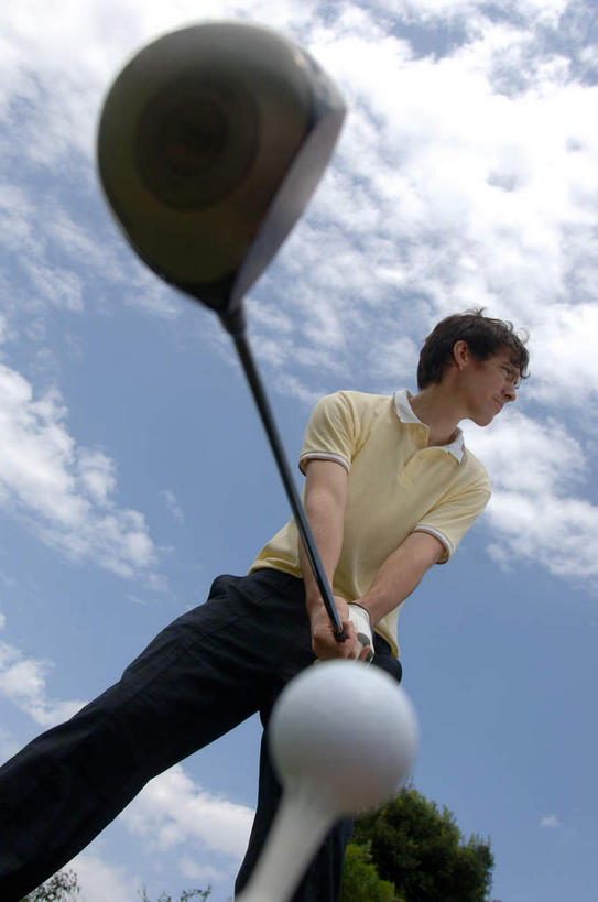 东方人,一个人,站,竖图,室外,白天,仰视,锻炼,运动,植物,亚洲,仅一个男性,仅一个人,握,高尔夫,高尔夫球,云,云朵,拿,云彩,拿着,注视,黄种人,球,树,树木,仅一个年轻男性,一个,蓝色,绿色,白色,黑色,白云,蓝天,天空,自然,天,看,站着,握着,球托,生长,晴朗,单个,成长,高尔夫球杆,关注,高尔夫运动,高尔夫球具,体育,男人,男性,年轻男性,亚洲人,晴空,抬头,仰头,站立,半身,彩图,低角度拍摄,健身,短发