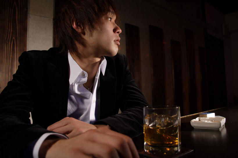 啤酒,东方人,一个人,酒吧,坐,横图,室内,夜晚,正面,餐桌,桌子,亚洲,仅一个男性,仅一个人,一堆,阴影,堆叠,堆积,朦胧,模糊,光线,影子,墙,冰,灯光,冰块,酒类,注视,黄种人,冷冻,墙壁,墙面,酒,饮料,仅一个年轻男性,黑色,观察,看,寒冷,冷藏,餐台,观看,堆,察看,冰冷,关注,保鲜,男人,男性,年轻男性,亚洲人,烟缸,坐着,半身,彩图,酒吧间,酒馆,短发