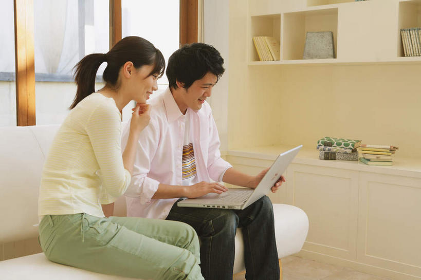 东方人,两个人,伙伴,朋友,坐,笑,微笑,露齿笑,横图,室内,白天,侧面,友谊,电脑,笔记本电脑,柜子,书房,亚洲,敲打,服装,朦胧,模糊,网络,注视,休闲装,黄种人,输入,通讯设备,衣服,黑色,橱柜,打字,观察,看,休闲,休闲服,服饰,观看,点击,敲击,察看,无线,关注,通信设备,无线网络,无线上网,便携式电脑,友情,按键,手提电脑,男人,男性,年轻男性,年轻女性,女人,女性,亚洲人,长发,坐着,半身,彩图