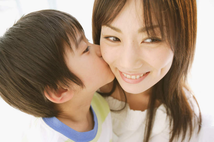 东方人,儿童,脸,头,脸颊,酒窝,两个人,家庭,母亲,儿子,站,吻,横图,俯视,室内,特写,白天,纯洁,亚洲,黄种人,肩膀,小孩,站着,温暖,温馨,母子,一家人,可爱,母爱,童年,童趣,和睦,童真,烂漫,无邪,天真,男孩,年轻女性,女人,女性,亚洲人,孩子,年轻人,头部,脸部,脸蛋,面部,亲,亲吻,站立,半身,彩图,高角度拍摄,融洽,男生