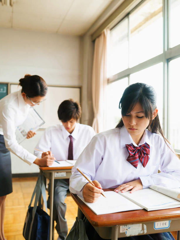 东方人,三个人,伙伴,朋友,教师,学校,坐,竖图,室内,白天,正面,制服,看书,阅读,友谊,桌子,书籍,亚洲,一排,握,学习,服装,朦胧,模糊,整齐,木制,黄种人,书桌,校园,排列,两个,课桌,木制品,书本,看,教室,同学,校服,读书,浏览,握着,校友,队列,学生服,同窗,学友,友情,男人,男性,年轻男性,年轻女性,女人,女性,中年女性,亚洲人,讲师,教授,老师,书,图书,坐着,半身,彩图