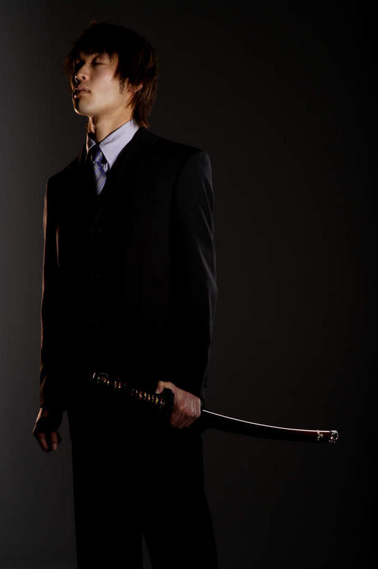 东方人,一个人,商务人士,商务男性,站,竖图,室外,白天,正面,衬衫,竞争,亚洲,仅一个男性,仅一个人,一把,对抗,握,黑色背景,套装,冲突,武士刀,刀具,黄种人,破坏,仅一个年轻男性,黑色,刀,站着,武器,战争,握着,摄影,影棚,损坏,攻击,威胁,对立,矛盾,兵器,商务装,防御,工薪阶层,刀鞘,日本刀,敌对,挫败,斗争,抗拒,抗衡,冷兵器,凶器,杀伤,威慑,东洋刀,东瀛刀,日本武士刀,危险,男人,男性,年轻男性,亚洲人,白领,上班族,站立,半身,彩图,影棚拍摄,衬衣,拍摄