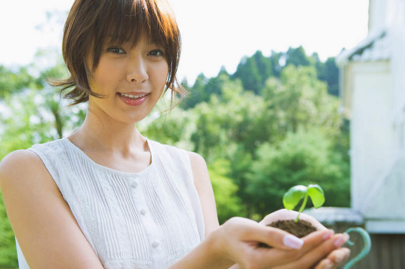 东方人,一个人,站,笑,微笑,露齿笑,横图,室外,白天,正面,植物,叶子,亚洲,仅一个年轻女性,仅一个女性,仅一个人,一片,握,阴影,服装,朦胧,模糊,光线,影子,房屋,屋子,泥土,土壤,公寓,棕色,绿叶,嫩苗,休闲装,黄种人,楼房,住宅,树,树木,衣服,蓝色,绿色,白色,蓝天,天空,阳光,自然,天,树苗,站着,休闲,休闲服,嫩叶,握着,服饰,生长,晴朗,成长,秧苗,万里无云,年轻女性,女人,女性,亚洲人,卷发,叶,叶片,晴空,晴空万里,站立,半身,彩图,房子,短发