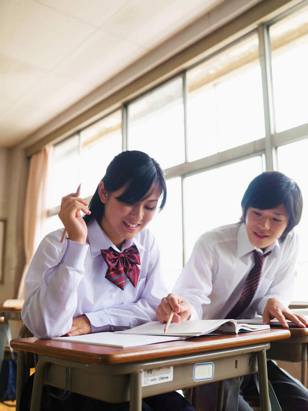 东方人,两个人,伙伴,朋友,学校,坐,笑,微笑,露齿笑,竖图,室内,白天,仰视,制服,友谊,窗户,地板,落地窗,桌子,亚洲,握,服装,木制,笔,办公用品,地面,注视,黄种人,书桌,校园,木地板,玻璃窗,文具,课桌,木制品,学习用品,低头,观察,看,教室,同学,校服,握着,观看,靠近,文具用品,一支,察看,校友,凑近,关注,聚拢,学生服,同窗,学友,挨近,接近,靠拢,友情,男人,男性,年轻男性,年轻女性,女人,女性,亚洲人,坐着,半身,彩图,低角度拍摄