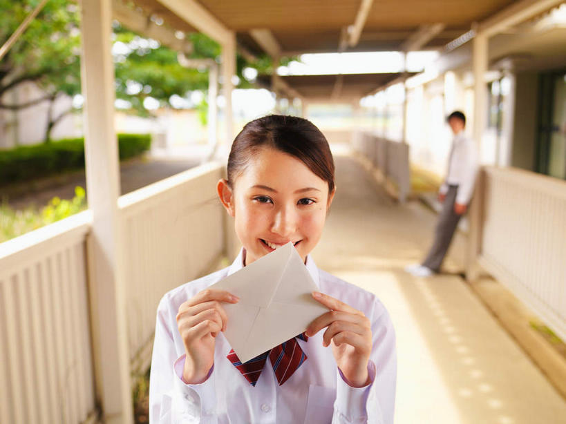 东方人,两个人,学校,教学楼,栏杆,站,笑,微笑,露齿笑,横图,室外,白天,正面,爱情,亚洲,握,朦胧,模糊,木制,信封,围栏,走道,走廊,过道,信,浪漫,扭头,注视,黄种人,校园,护栏,一个,白色,木制品,观察,看,靠,靠着,站着,转头,教室,温暖,温馨,恩爱,握着,恋人,单个,观看,和睦,察看,关注,男人,男性,年轻男性,年轻女性,女人,女性,亚洲人,情侣,站立,半身,彩图,教学大楼,伴侣,融洽