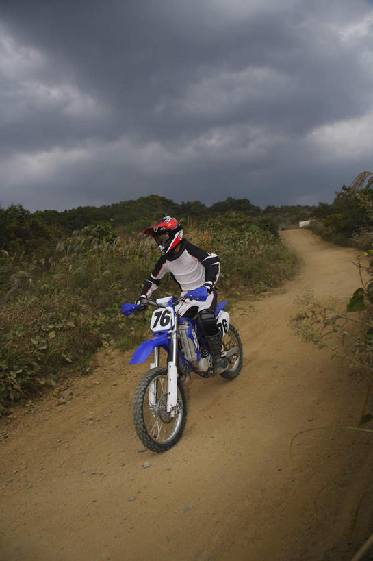 东方人,一个人,运动员,坐,竖图,室外,白天,正面,运动服,安全,草地,山,植物,道路,路,摩托车,帽子,亚洲,仅一个男性,仅一个人,阴影,光线,标志,数字,头盔,文字,眼镜,影子,字符,字母,山峰,山坡,云,云朵,小路,防护,交通,山峦,云彩,注视,黄种人,标识,车,草,树,树木,仅一个年轻男性,蓝色,绿色,白云,蓝天,天空,阳光,自然,安全帽,交通工具,天,观察,驾驶,看,行驶,乡间小路,生长,成长,观看,护目镜,保护,操纵,控制,察看,关注,载具,保险,防护服,赛车手,操控,保全,周全,安稳,安定,把持,安全防护眼镜,平安,男人,男性,年轻男性,亚洲人,体育运动员,运动选手,坐着,彩图,全身,防护眼镜