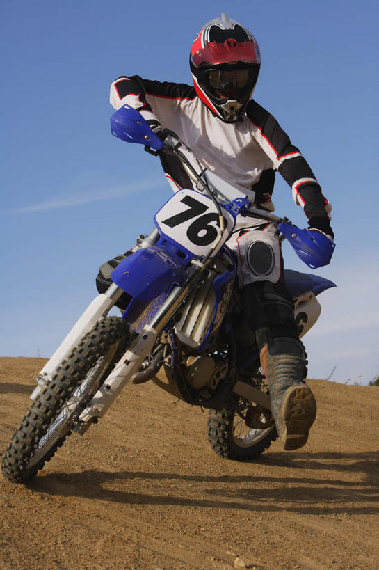 东方人,一个人,运动员,坐,竖图,室外,白天,正面,运动服,安全,山,植物,摩托车,帽子,亚洲,仅一个男性,仅一个人,阴影,光线,头盔,眼镜,影子,山峰,山坡,云,云朵,防护,山峦,云彩,注视,黄种人,车,树,树木,仅一个年轻男性,蓝色,绿色,白云,蓝天,天空,阳光,自然,安全帽,交通工具,天,观察,驾驶,看,行驶,平衡,生长,成长,观看,护目镜,保护,操纵,控制,察看,关注,载具,保险,防护服,赛车手,操控,保全,周全,安稳,安定,把持,均衡,安全防护眼镜,平安,男人,男性,年轻男性,亚洲人,体育运动员,运动选手,坐着,彩图,全身,防护眼镜