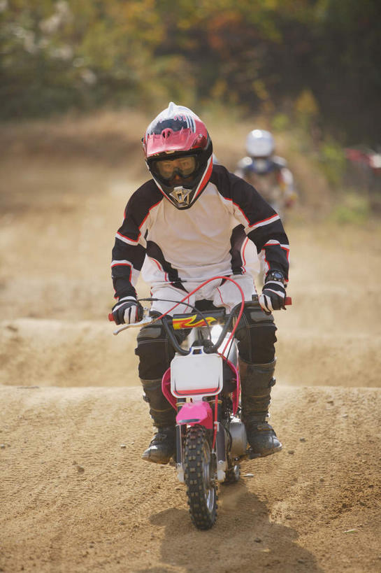 东方人,两个人,伙伴,朋友,运动员,坐,竖图,室外,白天,正面,运动服,锻炼,快乐,友谊,比赛,运动,竞争,山,植物,摩托车,帽子,亚洲,阴影,朦胧,模糊,光线,头盔,影子,山峰,山坡,山峦,注视,黄种人,娱乐,车,树,树木,绿色,阳光,自然,安全帽,交通工具,观察,驾驶,看,行驶,生长,成长,观看,操纵,控制,察看,体育运动,关注,载具,防护服,赛车手,操控,把持,体育,友情,男人,男性,年轻男性,亚洲人,体育运动员,运动选手,坐着,彩图,全身,健身