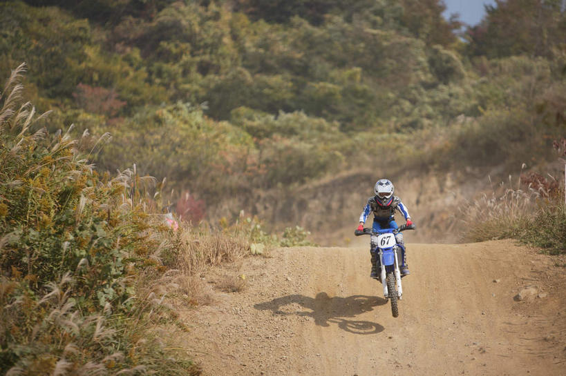 东方人,儿童,一个人,运动员,坐,横图,室外,白天,正面,运动服,纯洁,安全,草地,山,植物,摩托车,帽子,亚洲,仅一个男性,仅一个人,阴影,光线,头盔,眼镜,影子,山峰,山坡,防护,山峦,注视,黄种人,奔腾,车,草,树,树木,小孩,绿色,阳光,自然,安全帽,交通工具,观察,驾驶,看,行驶,仅一个小孩,可爱,平衡,腾空,童年,童趣,生长,成长,观看,护目镜,保护,操纵,控制,察看,关注,载具,保险,防护服,飞跃,沙尘,童真,赛车手,操控,烂漫,无邪,保全,周全,安稳,安定,把持,安全防护眼镜,平安,天真,男孩,男人,男性,亚洲人,孩子,体育运动员,运动选手,坐着,彩图,全身,防护眼镜,男生