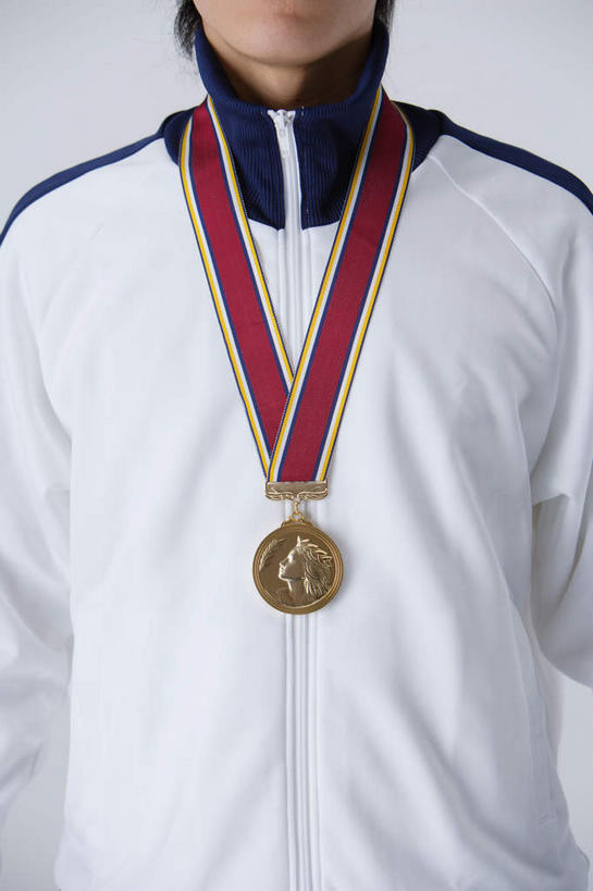 东方人,一个人,运动员,站,竖图,白天,白色背景,正面,运动服,成功,胜利,亚洲,仅一个男性,仅一个人,吊挂,悬挂,服装,挂,注视,黄种人,仅一个年轻男性,衣服,观察,看,站着,光彩,摄影,服饰,影棚,观看,察看,衣着,穿着,关注,奖牌,荣誉,奖品,荣耀,衣饰,光荣,男人,男性,年轻男性,亚洲人,体育运动员,运动选手,站立,半身,彩图,影棚拍摄,拍摄,运动装