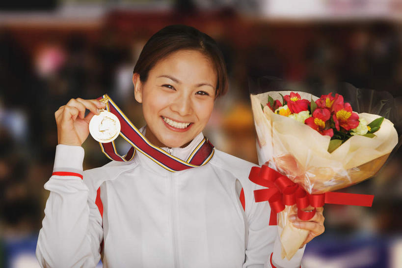 东方人,一个人,运动员,站,举,笑,捏,微笑,露齿笑,横图,俯视,白天,正面,运动服,成功,胜利,亚洲,仅一个年轻女性,仅一个女性,仅一个人,一块,握,花纹,服装,朦胧,模糊,盛开,雕刻,图案,拿,捏着,花蕾,拿着,注视,黄种人,花,花瓣,花朵,鲜花,衣服,花束,花苞,花蕊,观察,看,托,站着,一束,光彩,提,握着,服饰,观看,察看,提着,颁奖台,衣着,穿着,关注,奖牌,金牌,荣誉,奖品,荣耀,衣饰,摔跤服,光荣,年轻女性,女人,女性,亚洲人,体育运动员,运动选手,举起,举手,举着,向上举,向上伸,向上托,站立,半身,彩图,运动装