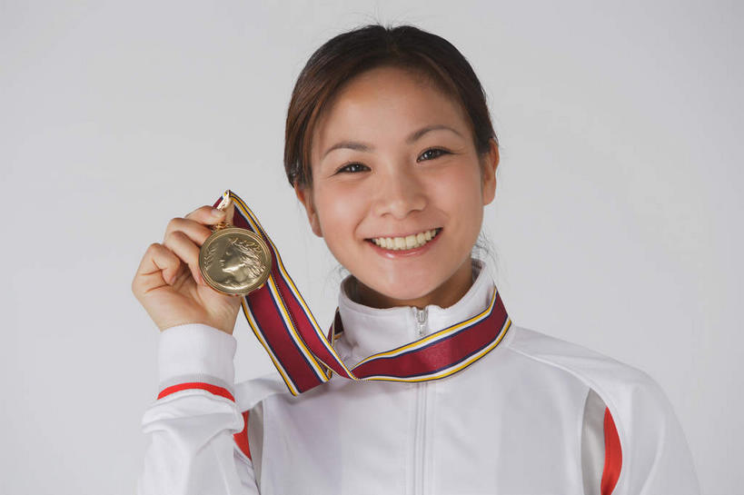 东方人,一个人,运动员,站,举,捏,横图,白天,白色背景,正面,运动服,成功,胜利,亚洲,仅一个年轻女性,仅一个女性,仅一个人,一块,握,花纹,服装,朦胧,模糊,雕刻,图案,拿,捏着,拿着,注视,黄种人,衣服,观察,看,托,站着,光彩,提,握着,摄影,服饰,影棚,观看,察看,提着,颁奖台,衣着,穿着,关注,奖牌,金牌,领奖,荣誉,奖品,荣耀,衣饰,光荣,年轻女性,女人,女性,亚洲人,体育运动员,运动选手,举起,举手,举着,向上举,向上伸,向上托,站立,半身,彩图,影棚拍摄,拍摄,运动装
