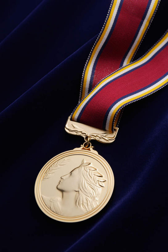 无人,竖图,俯视,特写,白天,运动服,成功,胜利,静物,一块,黑色背景,花纹,服装,雕刻,丝绸,丝带,图案,缎带,绸带,衣服,光彩,摄影,服饰,影棚,衣着,穿着,奖牌,金牌,荣誉,奖品,荣耀,衣饰,光荣,彩图,高角度拍摄,影棚拍摄,拍摄,运动装